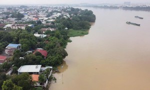 Lũ trên hàng loạt con sông ở Trung Bộ lên rất cao, cảnh báo ngập úng