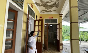 Nhiều trạm y tế ở Nghệ An dột nát, trần nhà chực rơi