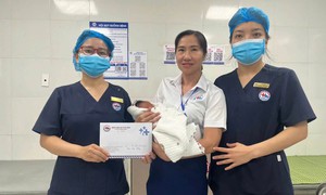 Bé trai vừa chào đời bị người thân bỏ lại bệnh viện