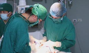 Sản phụ nguy kịch vì xoắn tử cung 180 độ