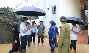 Miền Bắc nắng 34 độ, mưa dông ở Trung Bộ kéo dài hết ngày mai