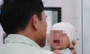Bé trai bị bỏ rơi trước cổng làng được bệnh viện chăm sóc