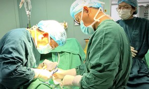 Xem nhẹ cơn đau bìu thoáng qua, trẻ 13 tuổi phải cắt bỏ một bên tinh hoàn