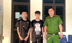 Hai thiếu niên vô cớ chém người đi đường vì cho rằng bị ‘nhìn đểu’