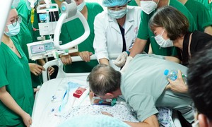 Chồng, con nghẹn ngào hôn tiễn biệt nữ nhân viên y tế trước khi hiến tạng