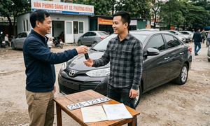 Bán xe có giao luôn giấy tờ và biển số cho người mua không?