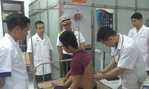 Ngư dân đau thận dữ dội lúc đánh cá, quân y Trường Sa tức tốc cấp cứu
