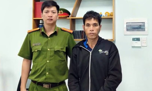 Bực tức vì nhà bừa bộn, con trai đổ 20 lít xăng đốt nhà khiến cha tử vong