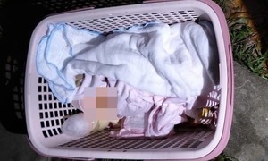 Bé gái sơ sinh bị bỏ rơi trong chiếc làn nhựa gần Nhà thờ
