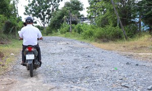 Đường Đá Voi - Nông Phố ở Khánh Hòa xuống cấp, người dân mong được sửa chữa