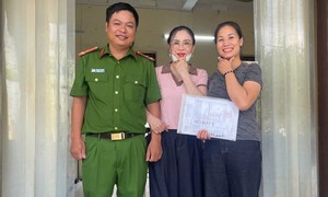 Vỡ òa hạnh phúc khi nhận lại gần 1,77 tỷ đồng do chuyển khoản nhầm