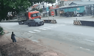 Bật xi nhan rồi 'bẻ lái' sang làn khác gây tai nạn nghiêm trọng