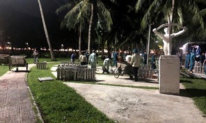 Thức trắng đêm sau màn pháo hoa rực rỡ để công viên sạch đẹp lúc bình minh