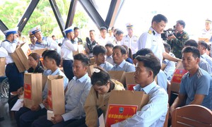 32 ngư dân gặp nạn trên biển đã về đến đất liền, sum họp cùng người thân