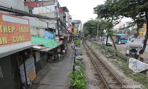 Những mái nhà trong ngõ nhỏ ở Định Công trước ngày di dời để mở đường trục Quốc lộ 1A mới