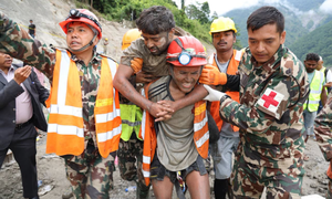 Nepal: 2 công nhân sống sót thần kỳ sau 9 ngày kẹt trong hầm do lũ quét