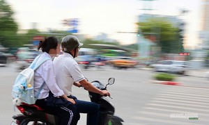 Phụ huynh cần làm gương để con an toàn trên đường đến trường