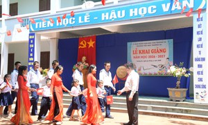 Rộn ràng khai giảng năm học mới ở Trường Sa