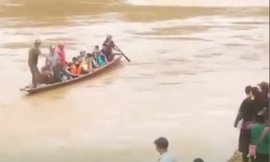 Cảm động cảnh chèo thuyền vượt lũ dữ, đưa học sinh đi khai giảng ở Nghệ An