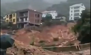 Đất đá cuồn cuộn ập vào làng khiến 1 người chết và 11 người mất tích