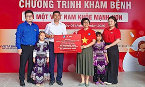 Máy siêu âm, phòng STEAM cùng hàng nghìn phần quà đến với học sinh Y Tý
