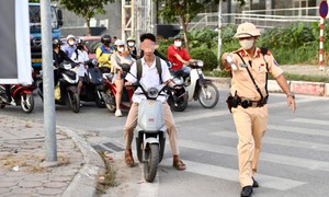 Đưa con đến trường, phụ huynh đội mũ nhưng lại để con 'đầu trần'