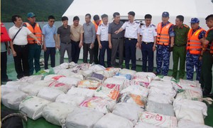 Kiểm tra tàu cá, phát hiện hơn 1 tấn ma túy