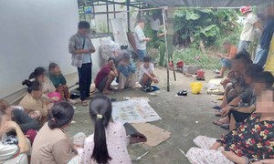 Bắt quả tang 17 người lắc tài xỉu ăn tiền ở An Giang