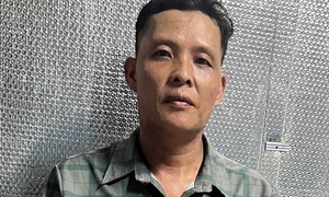 Chồng cũ đổ xăng đốt vợ