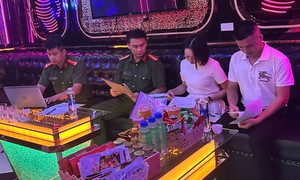 Kiểm tra quán karaoke, phát hiện 4 nhân viên nữ đang múa khiêu dâm