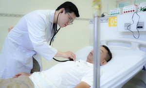 Ép tim hơn 1 giờ cứu người đàn ông bất ngờ ngừng tim khi đang ăn