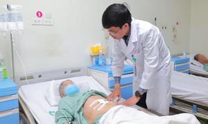 Mắc sỏi túi mật nhưng không điều trị, cụ bà 90 tuổi bị tắc ruột