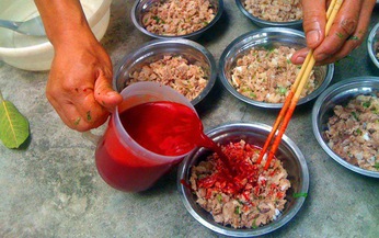 Ăn tiết canh lợn hai người nhiễm s&#225;n d&#226;y ch&#243;