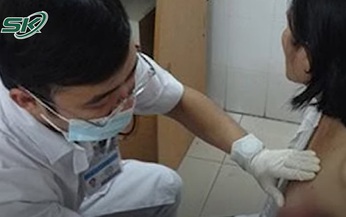 Đắp thuốc lá trị ung thư tuyến vú, người phụ nữ bị hoại tử da