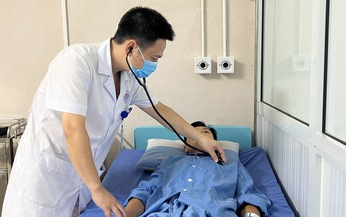 Đi chơi th&#225;c nước, người đ&#224;n &#244;ng nhiễm xoắn khuẩn Leptospira, suy thận, suy gan