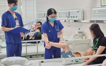Bé trai 7 tuổi bất ngờ yếu liệt tứ chi, không ngờ là căn bệnh cực hiếm gặp