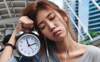 Jet lag (rối loạn giấc ngủ tạm thời): Nguyên nhân, triệu chứng, phòng ngừa và điều trị