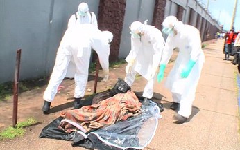 Thi thể nạn nh&#226;n Ebola đột nhi&#234;n sống lại