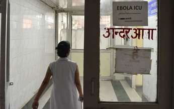 Một người Ấn Độ dương t&#237;nh với virus Ebola