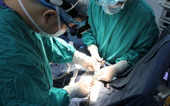 Lần đầu tiên, phẫu thuật thành công một lần bệnh nhi mắc u nguyên bào thần kinh đa ổ hiếm gặp