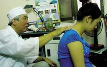 Xoa b&#243;p chữa tắc tia sữa