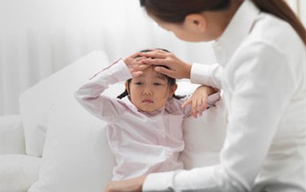 Làm gì khi trẻ bị sốt cao co giật?