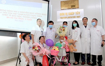 Gh&#233;p tế b&#224;o gốc b&#233; 3 tuổi người V&#226;n Kiều mắc u nguy&#234;n b&#224;o v&#245;ng mạc