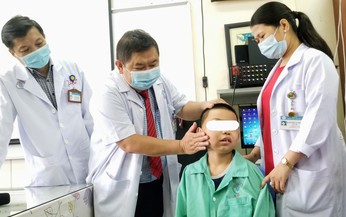 Phẫu thuật lấy khối u xơ v&#242;m mũi họng “khổng lồ” cho bệnh nhi 13 tuổi