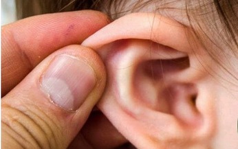 Bé mắc viêm tai giữa, coi chừng bị giảm thính lực