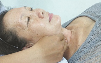 Xoa bóp - bấm huyệt điều trị liệt 2 dây thanh sau phẫu thuật