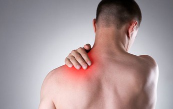Tại sao phải chờ hết thiếu máu mới điều trị đau vai?