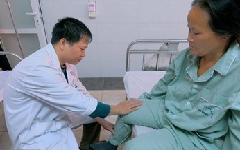 Tho&#225;t khỏi t&#224;n phế, đi khập khiễng suốt 48 năm nhờ thay khớp h&#225;ng