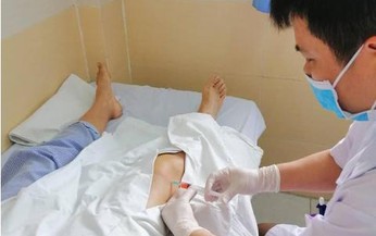 Nữ nh&#226;n vi&#234;n kế to&#225;n ngồi nhiều, &#237;t vận động, kh&#244;ng ngờ phải chống nạng từ khi c&#242;n trẻ