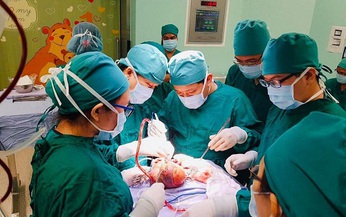 3 giờ căng thẳng phẫu thuật tạo hình cho bé sơ sinh không có hậu môn, teo thực quản